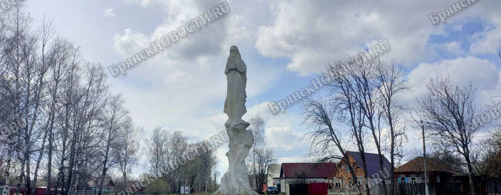 В сквере явления Одигитрии в Новозыбкове ликвидировали опасное дерево