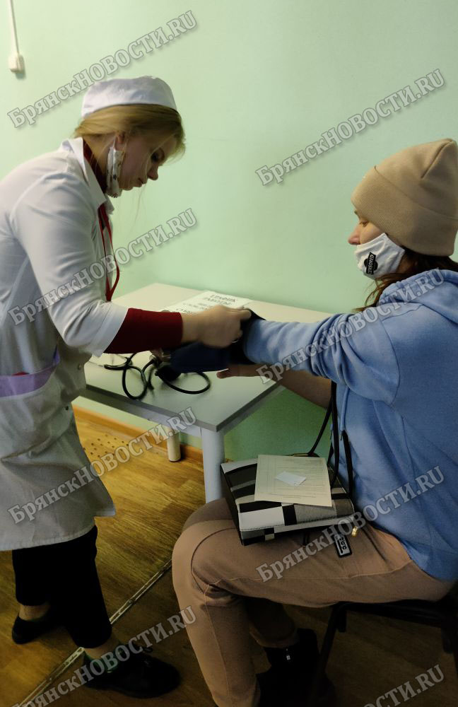Студенты-медики из Новозыбкова в пик заболеваемости пришли на помощь больницам и поликлиникам Брянской области