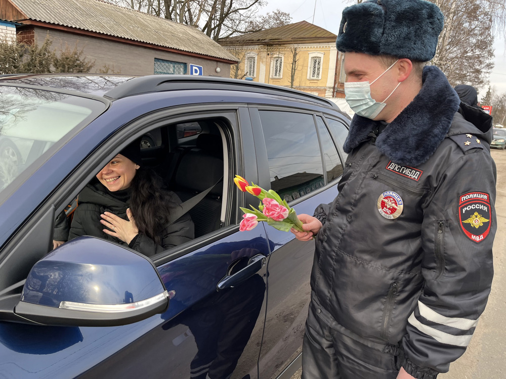 Предъявите вашу улыбку: Госавтоинспекторы Новозыбкова поздравляют женщин водителей