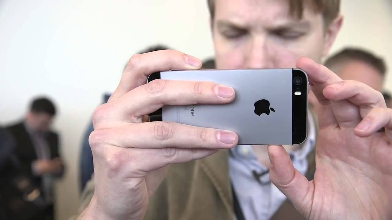 Могут сделать «кирпич» из iPhone? Эксперт оценил вероятность блокировки смартфонов в России