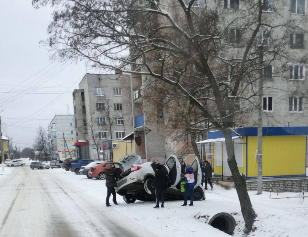 Автомобиль в Новозыбкове повис над ливневкой