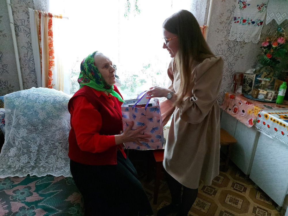 Студенты медучилища в Новозыбкове с подарками пришли к ветерану