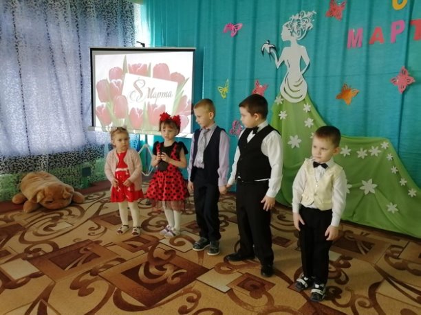 И спляшем, и споем – самые маленькие жители Новозыбковского округа поздравили мам и бабушек с 8 Марта