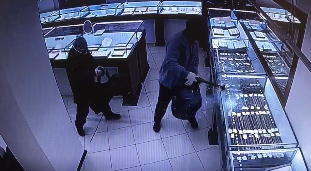 Налетчики с молотками ограбили ювелирный магазин в Брянске на два миллиона рублей