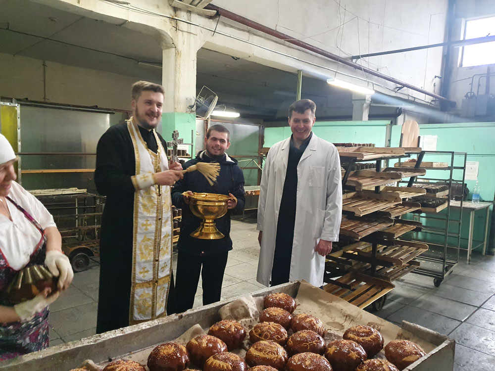 Пекари Трубчевска испекли пасхальные куличи для российских воинов