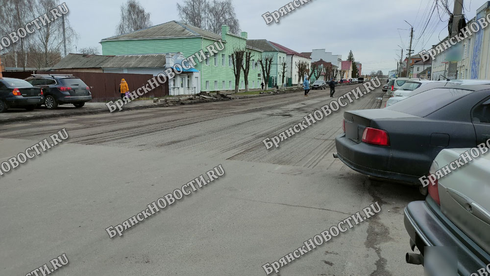 Ремонт одной из главных дорожных артерий Новозыбкова идёт, но график работ не обнародован