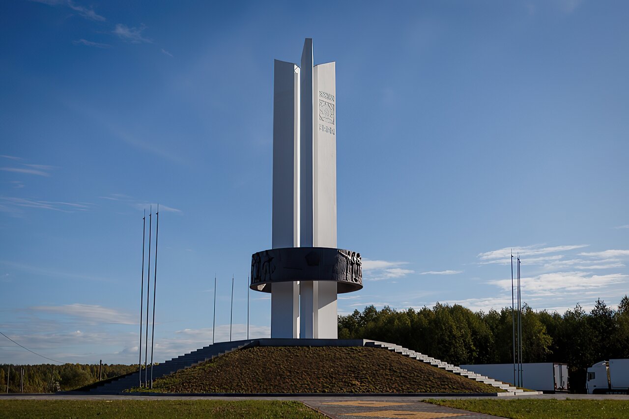 В Чернигове предложили снести монумент «Три сестры» на границе с Россией и Белоруссией
