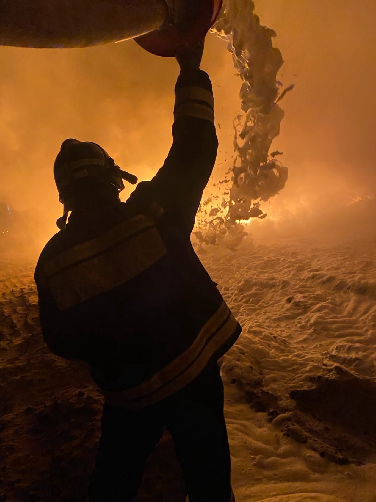 Фото из эпицентра пожара на нефтебазе в Брянске опубликовали огнеборцы в соцсети.