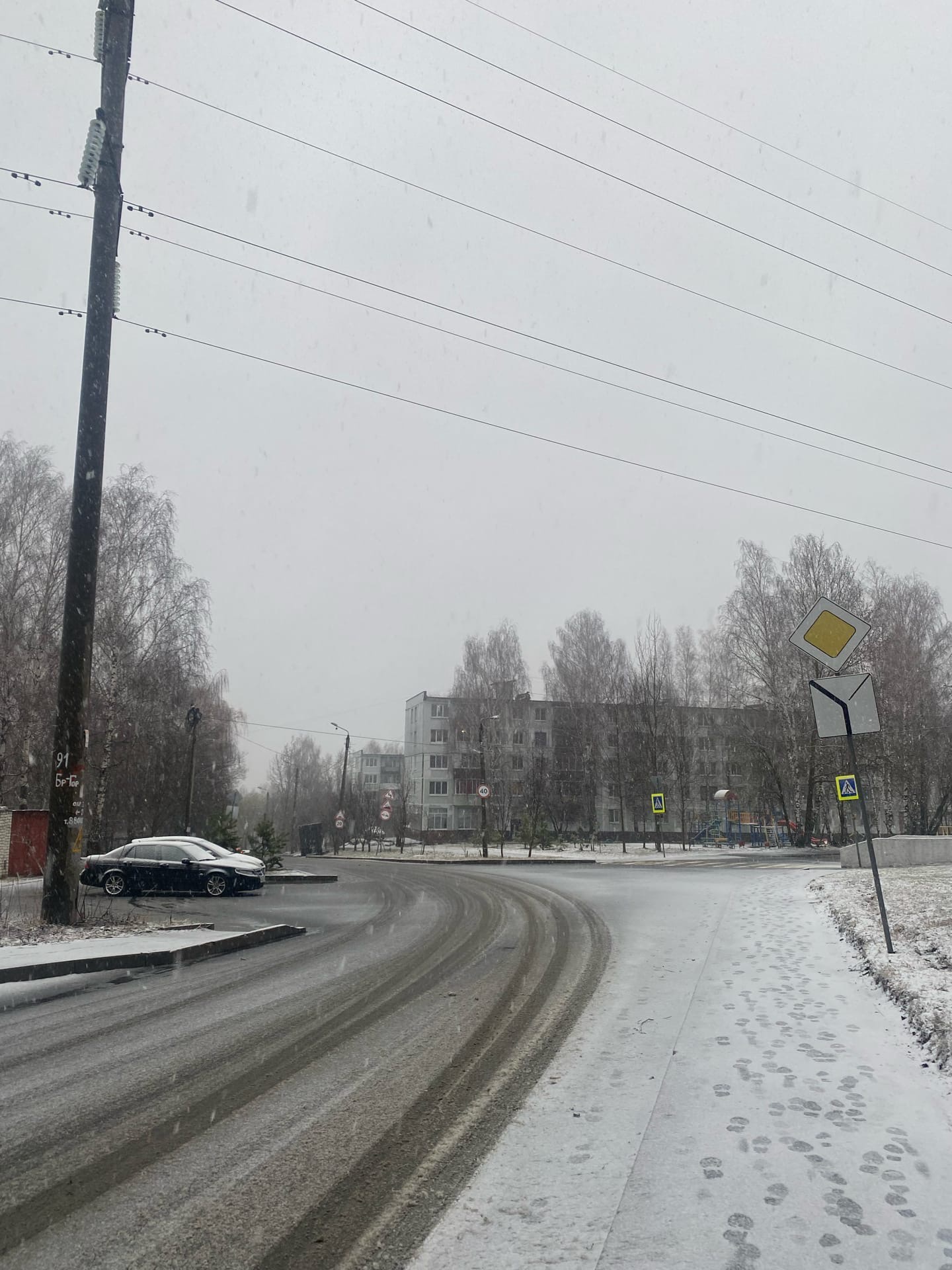 Рабочая неделя в Брянске началась со снега