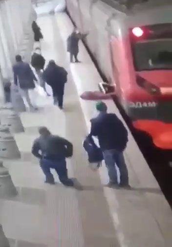 В Москве пассажирку из Брянска электричка протащила по перрону