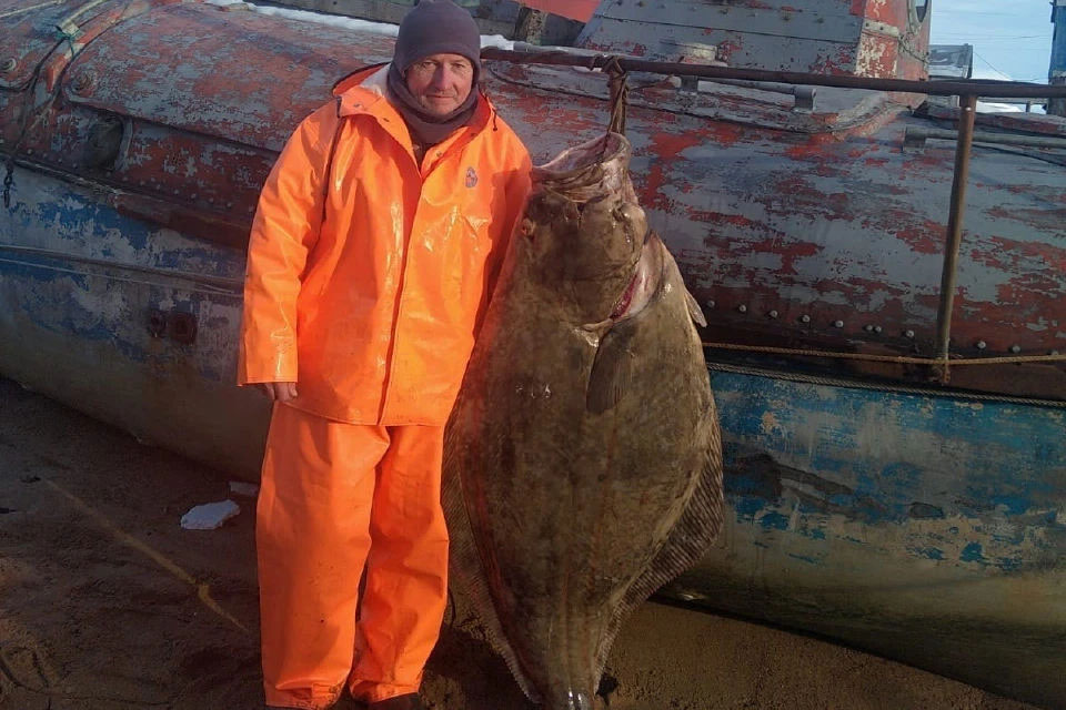 Рыбак из Брянской области поймал палтуса в человеческий рост