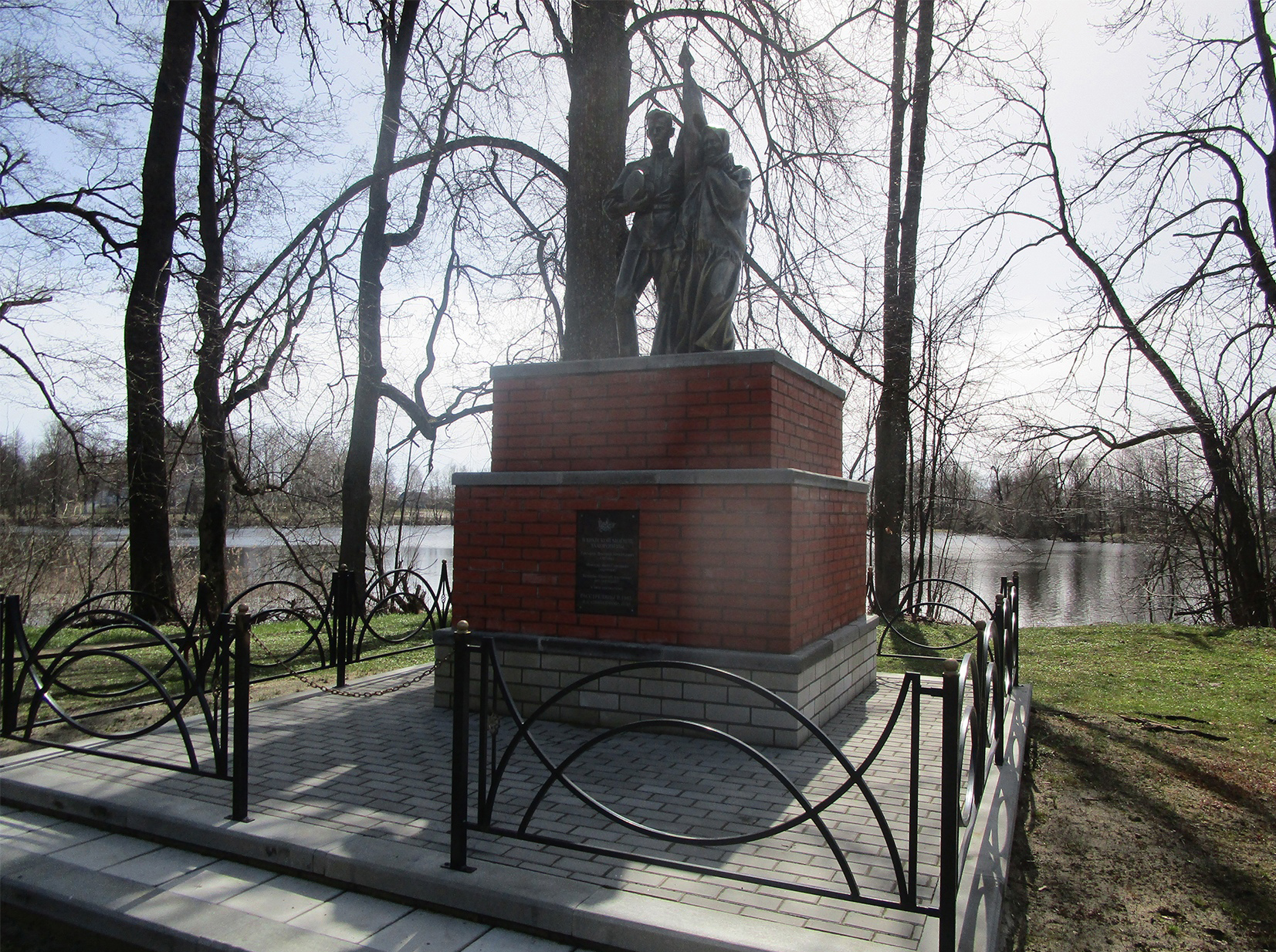 На благоустройство могил советских воинов средства направляют из трех бюджетов