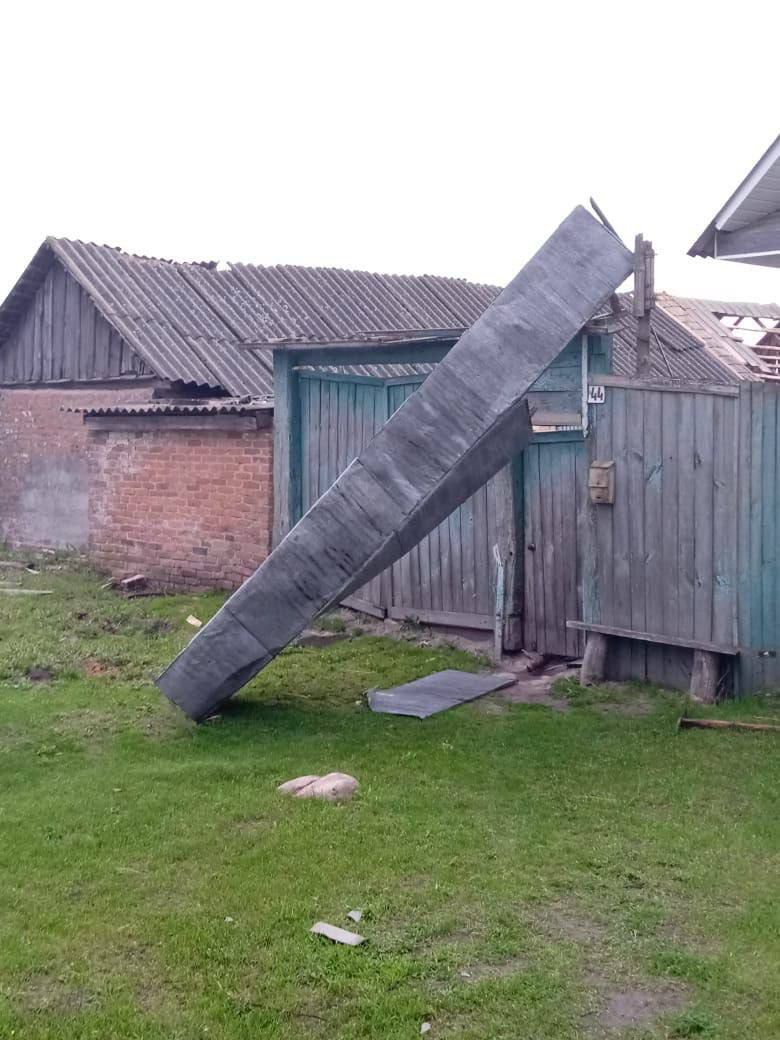 В селе под Новозыбковом ураганом сорвало крыши