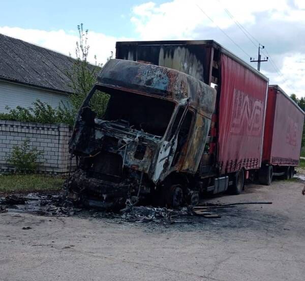 В Новозыбкове показали сгоревшую на улице фуру