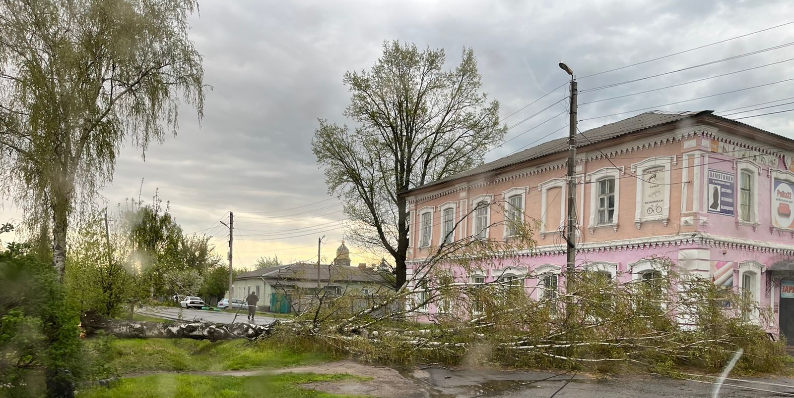 В Новозыбкове сообщается о поврежденных кровлях и автомобилях