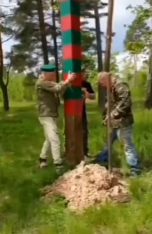 Защитники границы установили пограничный столб в Злынковском районе