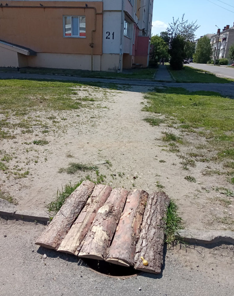 Очевидцы сообщили об упавшем в канализационный люк мальчике в Новозыбкове