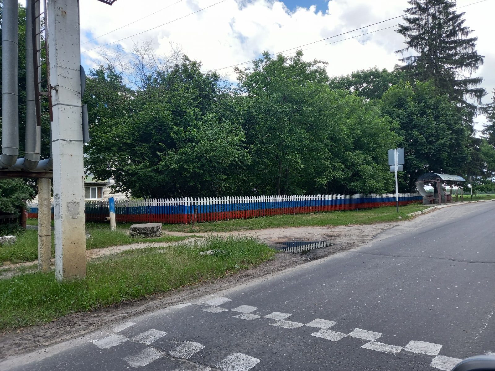 Очень патриотичный забор появился в Новозыбкове