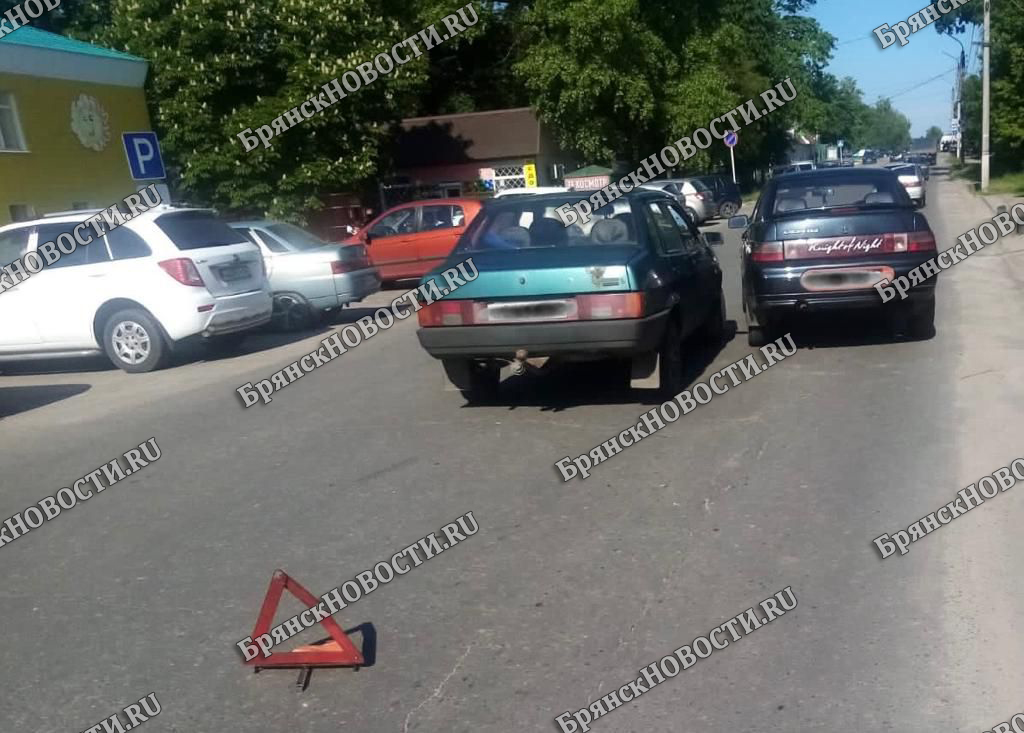 Выезжая с парковки водитель «Лады» 99-й модели «подстрелил» десятку в Новозыбкове