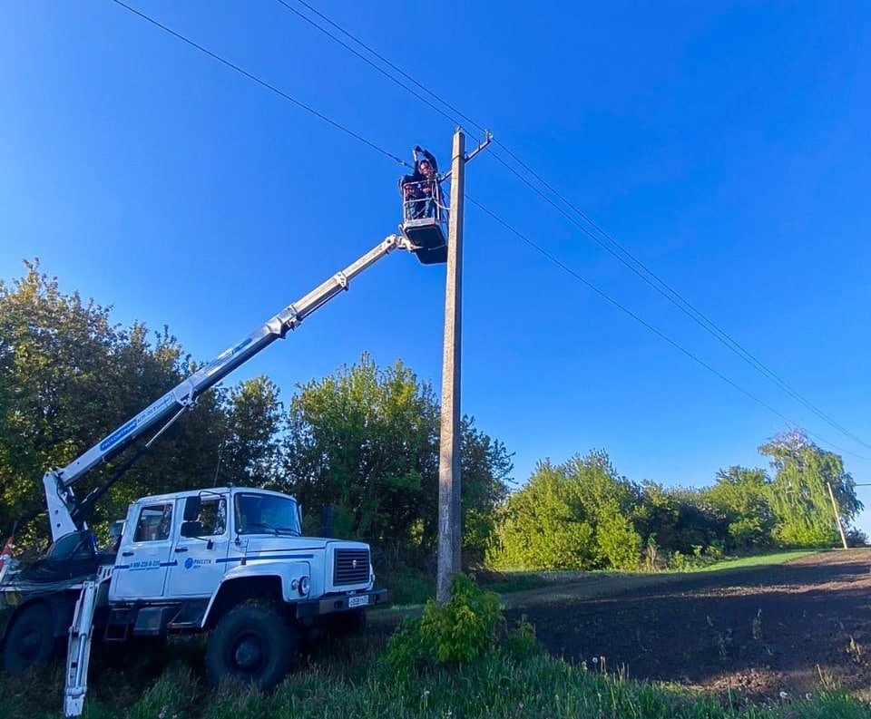 Энергетики восстановили электроснабжение потребителей в Суземском районе Брянской области