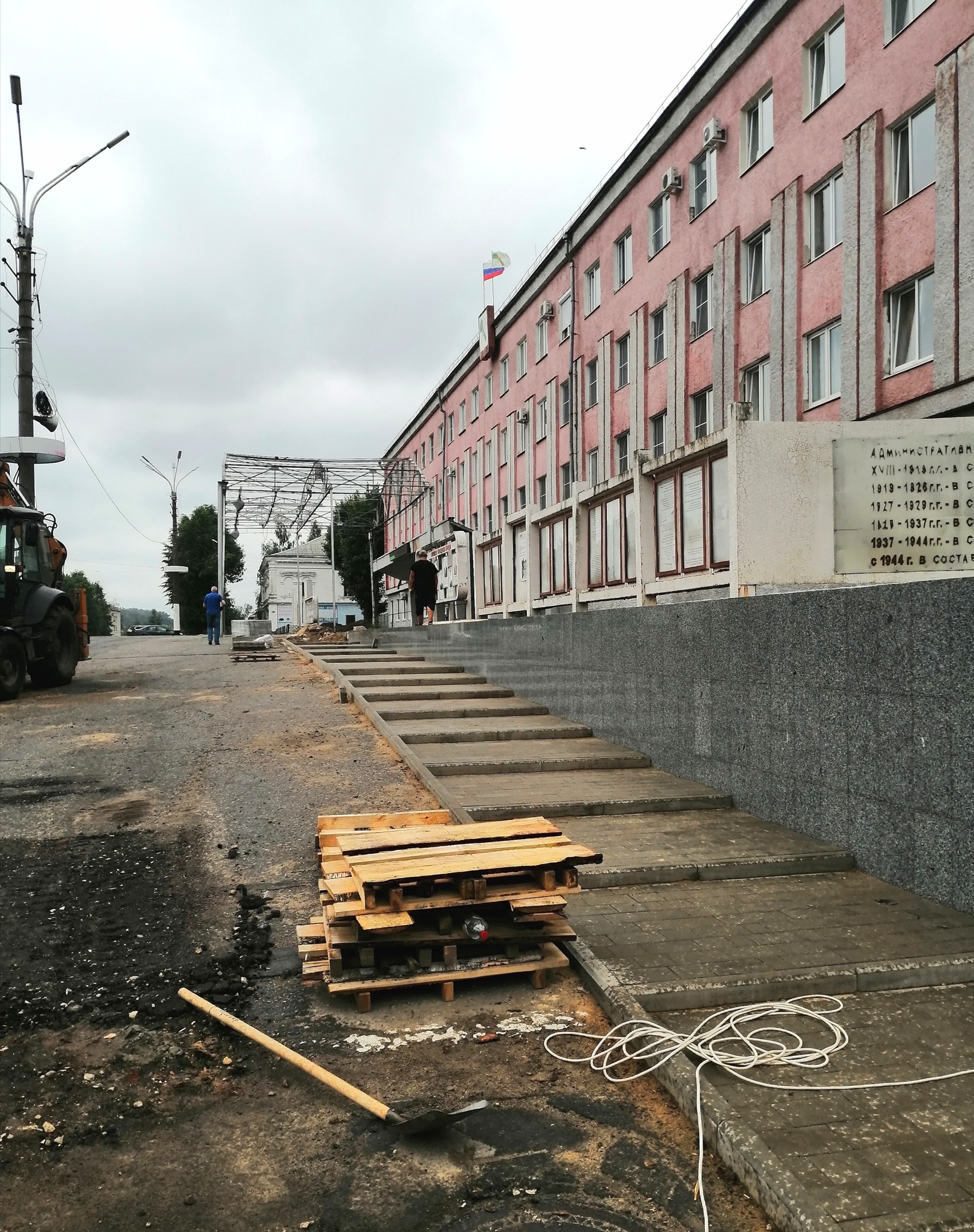 «А поручни будут?» Новозыбковцы не оценили идею с лестницей у стен городской администрации