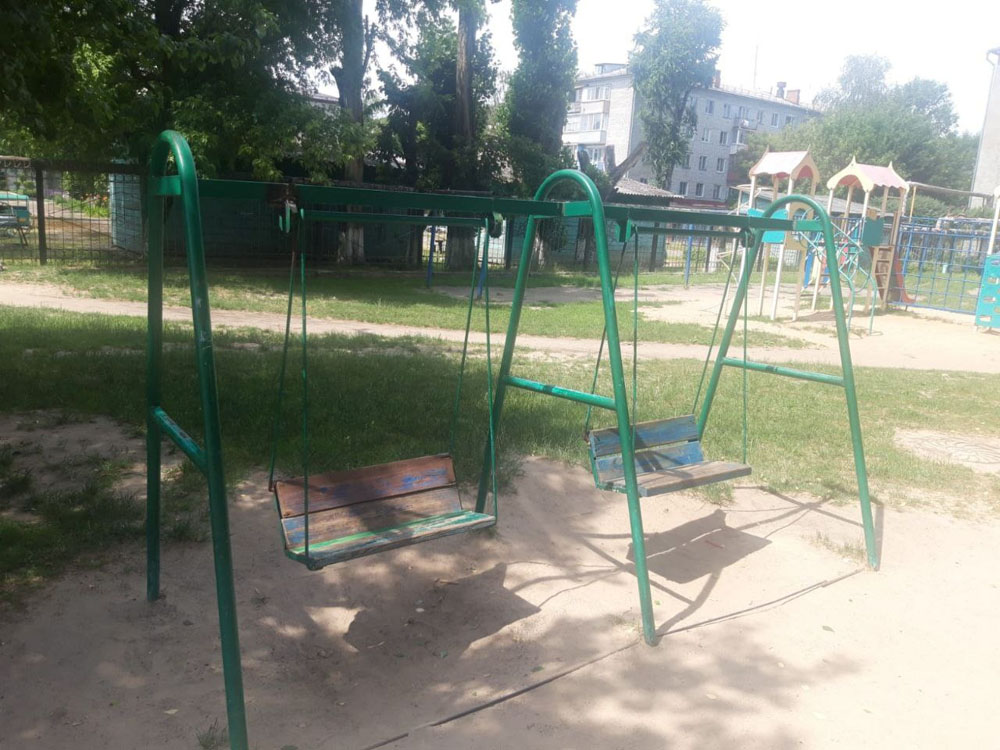 На разбитой детской площадке в Новозыбкове подправили качели и песочницу