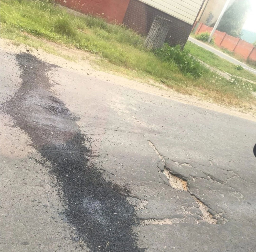 В мэрии Новозыбкова попытались объяснить, почему не хватило лопаты асфальта на соседнюю яму в районе 114 квартала
