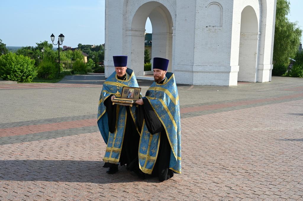 В Брянск доставлен ковчег с частью пояса Пресвятой Богородицы