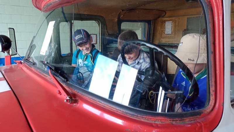 Дети узнали о работе спасателей в Новозыбкове и представили себя рулевыми пожарной машины