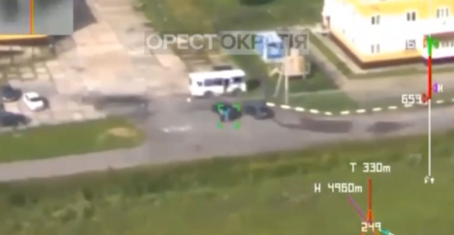 В сети расходится видео атаки украинского дрона-камикадзе по дальнобойщикам в Брянской области