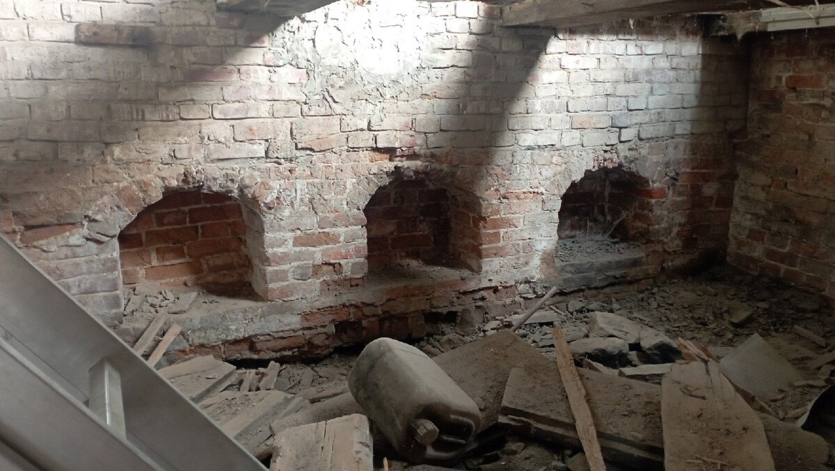 При реставрации в подвале Васильевской церкви в Брянской области обнаружили «подземные» окна