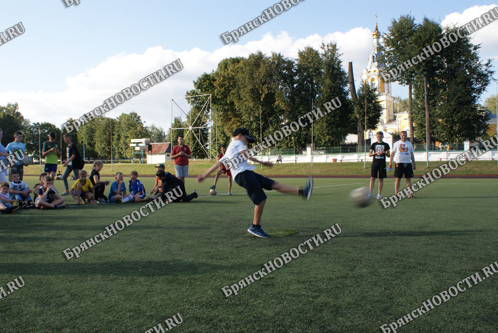 Сегодня в Новозыбкове начался второй круг состязаний дворового футбола