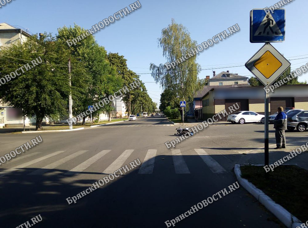 В Новозыбкове легковушка не поделила дорогу с мотоциклом