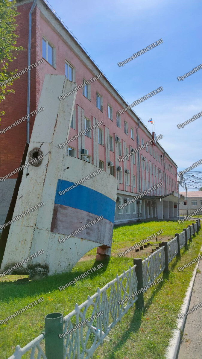 Флаг у здания мэрии в Новозыбкове потерял цвета