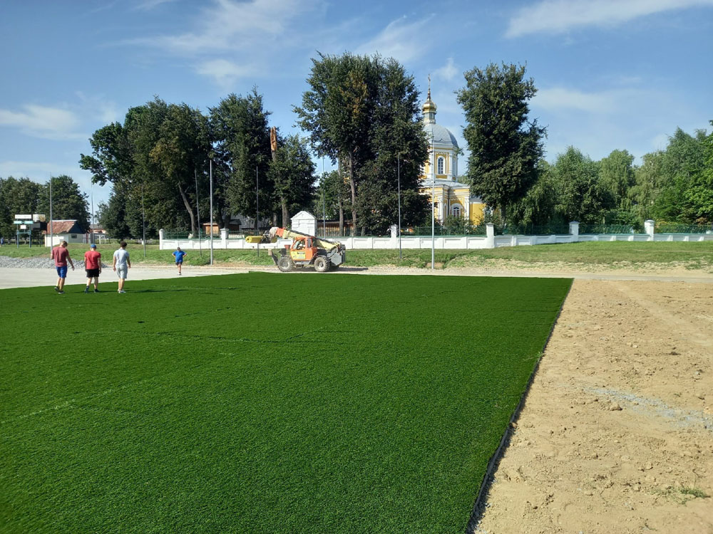 На стадионе «Труд» в Новозыбкове начали укладывать искусственный газон