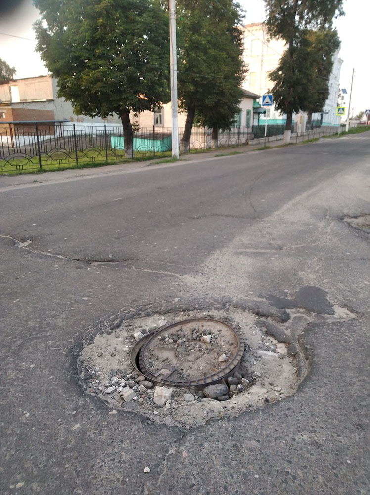 В Новозыбкове на дороге у школы разрушается канализационный колодец