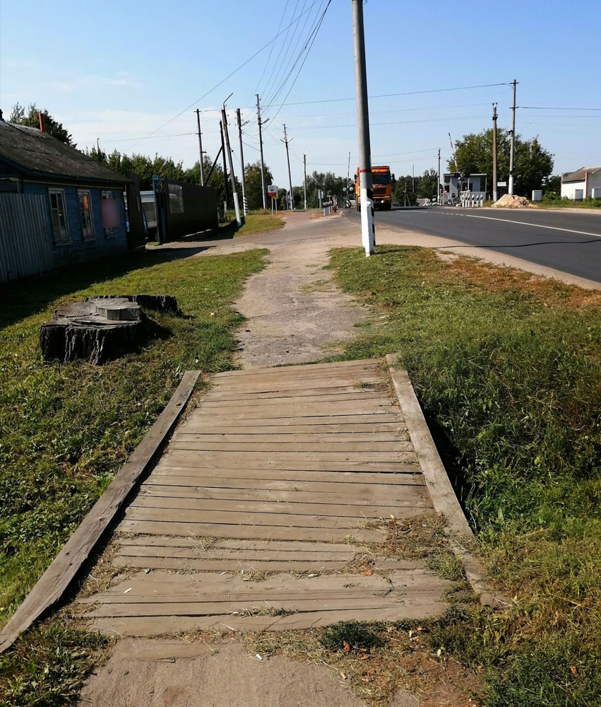 Обещанного мостика жители улицы Мичурина в Новозыбкове ждали три месяца, но не дождались