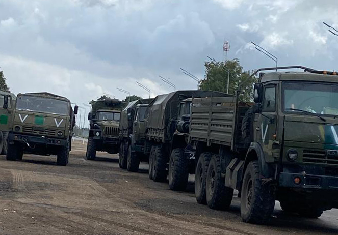 В Жуковском районе колонну российских военных встретили шаурмой и арбузами