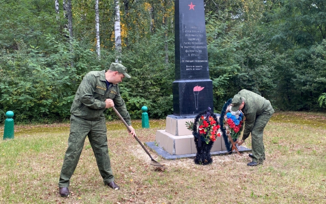 В Новозыбкове следователи убрали территорию у памятника героическим подпольщицам