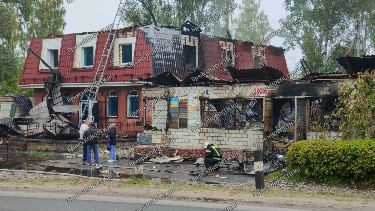 Крупный пожар в Новозыбкове – сгорел магазин стройматериалов, огонь  перекинулся на соседнее здание • Новозыбков.SU