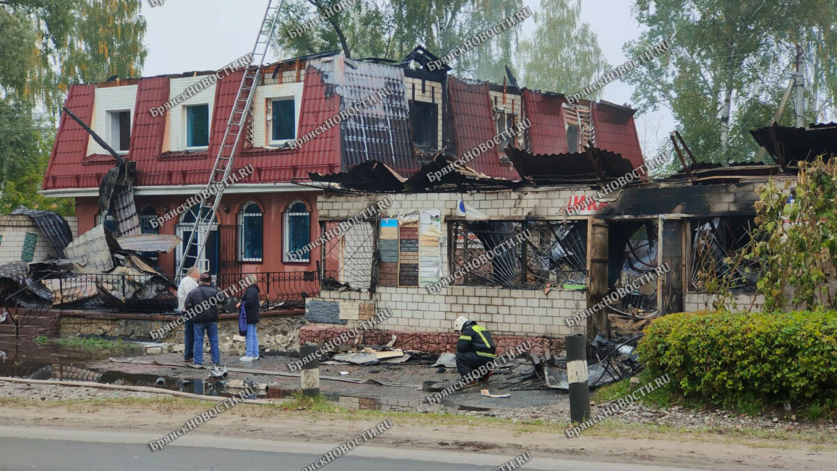 Крупный пожар в Новозыбкове – сгорел магазин стройматериалов, огонь перекинулся на соседнее здание