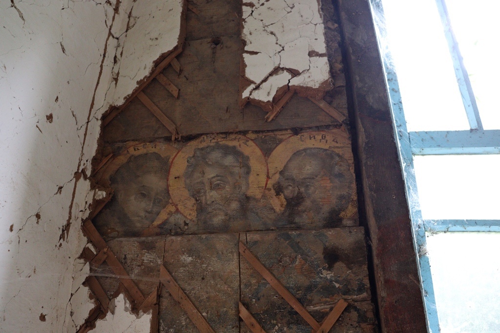 Лики святых проступили на стенах старой школы в Брянской области
