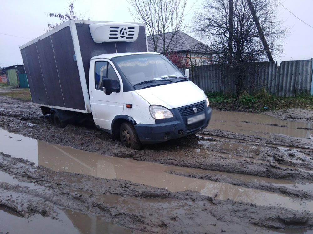 После ремонта дороги в селе Карачевского района в грязи утонула машина с продуктами