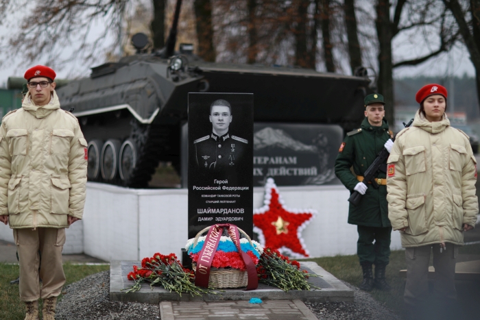 Его позывной «Броня». Красавцу-танкисту Герою России Дамиру Шаймарданову в Брянской области открыли памятник