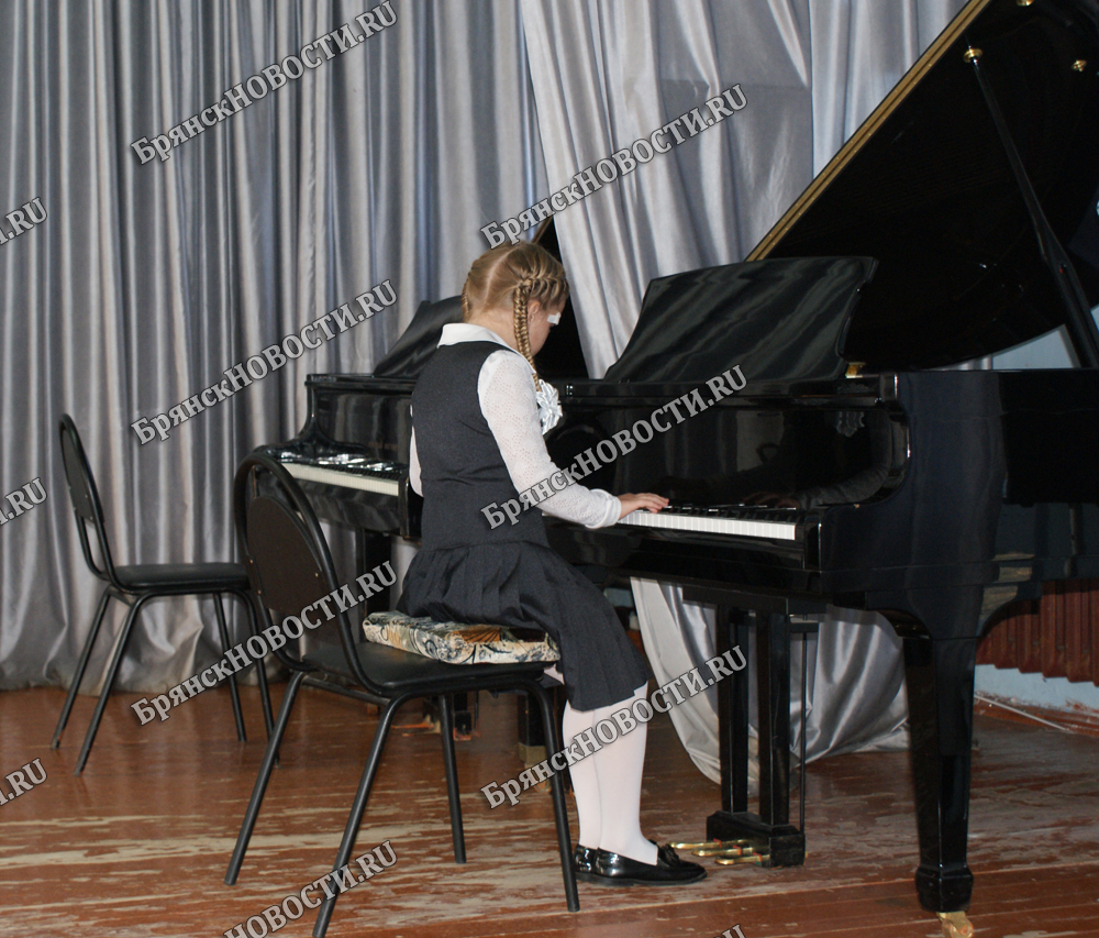 Специалист Детской музыкальной школы сможет настроить фортепиано за две тысячи рублей