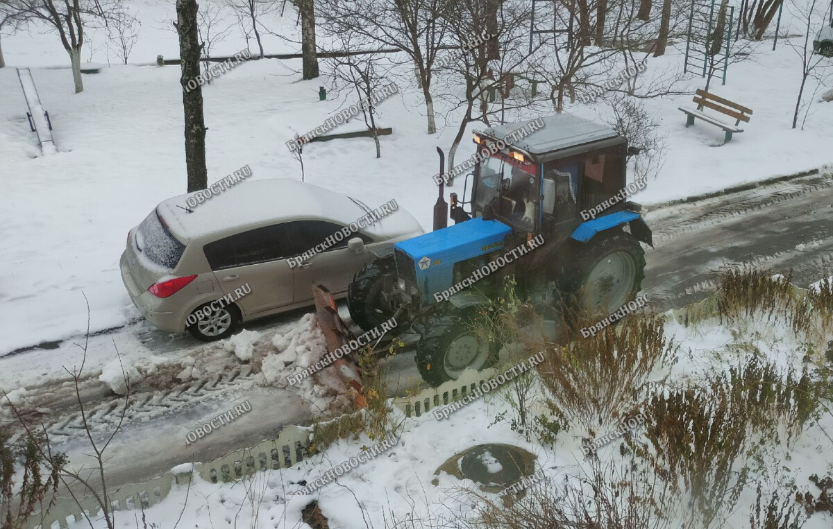 Тракторок пошел – дворы Новозыбкова чистят от слякоти