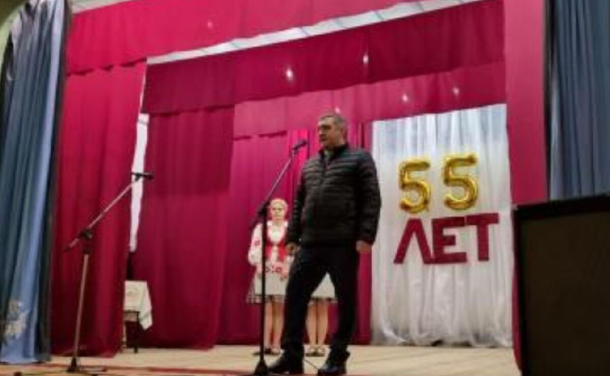 Жители Сновского, культработники и ушедшие на заслуженный отдых дарили свои поздравления юбиляру – сельскому ДК