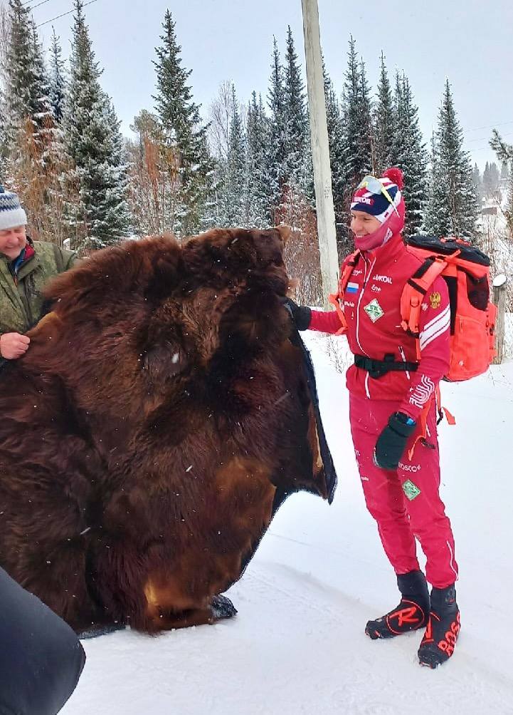Уроженцу Брянской области Александру Большунову после неудачи в спринте подарили шкуру медведя