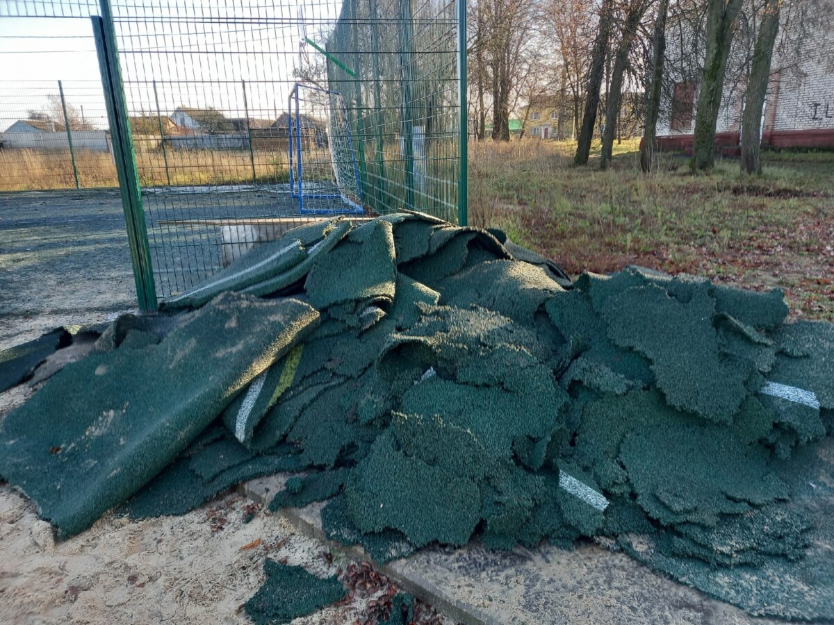 На спортивной площадке в селе Замишево под Новозыбковом начали демонтировать бракованное покрытие