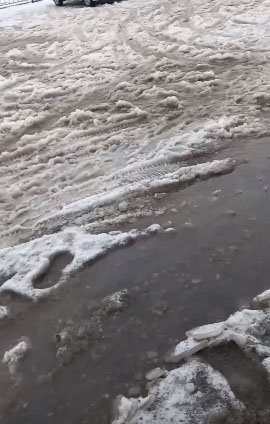 «Воды – по колено» Парковка в центре Новозыбкова превратилась в озеро из снежной каши